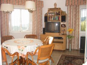 Esszimmer mit grossem Rundtisch für 10 Personen